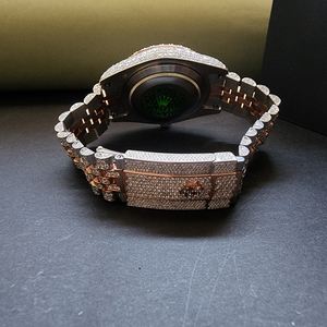 Impresionante Reloj de Lujo con Doble Tono Blanco y Rosa, Números Arábigos, Completamente Adornado con Diamantes Moissanite, Acero Inoxidable, Movimiento Japonés - Product Image 3