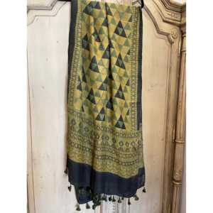 Châle en soie Tussar Ajrakh imprimé motif temple Ocre Jade, Écharpe élégante pour femme - Product Image 2