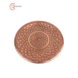 Utensilios de cocina Bandeja de servicio de cobre con plato de forma redonda y posavasos Vajilla para boda Bandeja hecha a mano Venta caliente de la India - Product Image 1