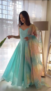 Traje de fiesta para mujer indio y paquistaní confeccionado, conjunto de vestido largo y Dupatta, tela Chinnon, trabajo de encaje elegante, costura completa - Product Image 2