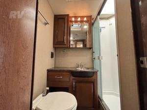 Autocaravana FLEETWOOD RV FLAIR 31A, Modelo 2017, Usada, de Alto Rendimiento, 36 pies de Largo, 2000 kg de Carga Útil, Color Oscuro, en Venta - Product Image 3