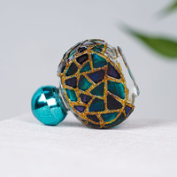 Flacon de parfum rond en verre bleu vide fait main en gros avec gravure et bouchon en liège, design abstrait BO-94/60857