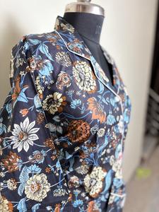 Chemise en coton à imprimé floral pour femme Chemise boutonnée décontractée noire et bleue Design floral foncé - Product Image 4
