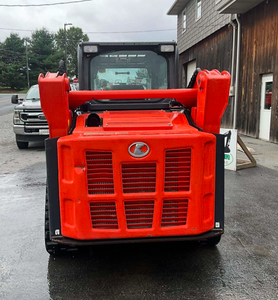 Chargeuse compacte sur chenilles Kubota SVL75-2, moteur diesel, rouge/noir, avec godet frontal, pompe hydraulique et boîte de vitesses - Product Image 2