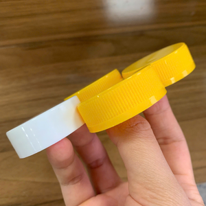 Tapas de Rosca de Plástico PP de Dos Colores Amarillo y Blanco de Pavico Vietnam para Botellas de Cosméticos y Alimentos - Product Image 5