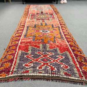 Alfombra Vintage de 2.6x8.4 pies, Alfombra Turca, Alfombra de Lana con Diseño de Camuflaje Rojo Naranja - Product Image 1