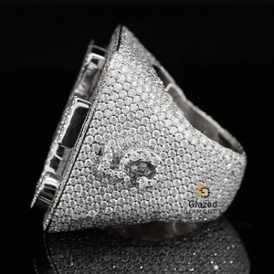 Diamant rond étincelant entièrement glacé dans cette bague Hip Hop Moissanite en or massif 10 carats pour homme avec clarté de diamant VV - Product Image 3