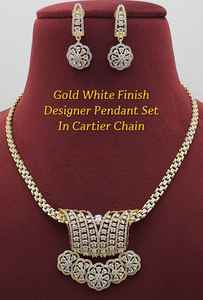 Conjunto de Colgante de Diseño con Acabado Dorado y Blanco, Hermosa Cadena, Joyería de Lujo de Uso Minimalista para Fiestas, Perfecta para Toda Ocasión - Product Image 1