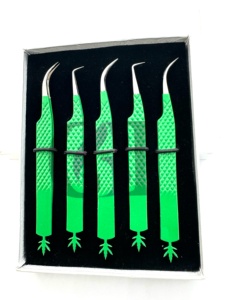 Meilleures pinces à extensions de cils incurvées en acier inoxydable, revêtement en poudre vert Kelly, design à découpe d'arbre à 90 degrés, poignée diamantée - Product Image 5