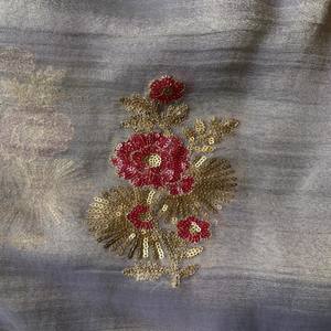 Sari VASTRA COTTAGE de doble tono en tejido puro con bordado de flores de lentejuelas multicolores y borde de encaje para fiestas - Product Image 3