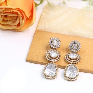 Boucles d'oreilles en laiton plaqué or de qualité supérieure avec moissanite pour femmes et filles - Tendance pour les soirées et les fêtes - Product Image 1