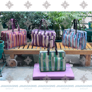 Bolsa de lona de fin de semana a rayas personalizada, estilo deportivo de nailon reciclado, cierre con cremallera, diseño multibolsillo, correas de gran capacidad - Product Image 6