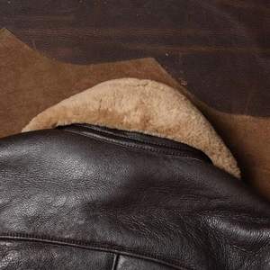 Veste bomber en cuir pour homme en gros |   Veste aviateur en véritable peau de mouton retournée |   Blouson de vol RAF chaud, col montant, logo sur le devant - Product Image 4