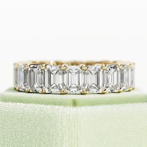 5.7 TCW Lab Grown Diamond Emerald Cut Eternity Band Bague d'éternité Bague de mariage à broches partagées Or blanc pour mariage - Product Image 3