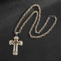 Collier croix superposé pour homme en acier inoxydable avec texture gravée et finition huile noire pour un style motard vintage