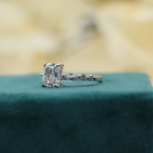 Bague de fiançailles de luxe pour femmes 1.50 carats coussin allongé coupe diamant cultivé en laboratoire plaqué or massif 18KT certifié IGI - Product Image 2