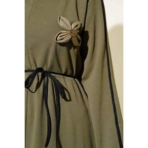 Vestido caqui accesorio de flores detallado de tuberías - Product Image 4