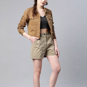 Pantalones cortos de mezclilla negros con un corte ajustado con botones-Pantalones cortos de mezclilla con un estilo retro Pantalones cortos de mezclilla lavados con dobladillo con puños - Product Image 4