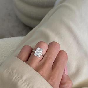 Anillo de Diamante Cultivado en Laboratorio con Corte Esmeralda de 7.00 Quilates, Anillo de Compromiso Solitario en Oro de 18K, Diseño Elegante y Minimalista, Certificado IGI - Product Image 3