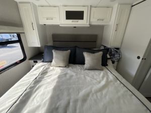 2020-2023 2022 Used Coachmens RV Mirada 35OS MotorHome Class A with Toilet Bathroom Spacious Interiors Export Worldwide - Product Image 3