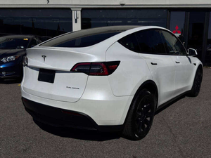 Sedán Premium Usado 2024, Tracción Delantera, Transmisión Automática, Interior de Cuero, Rines R18, en Buen Estado - Product Image 3