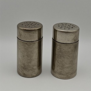 Molinillo de sal y pimienta de latón elegante con superficie de pátina mate artesanal Diseñado para interiores de comedor decorativos - Product Image 3