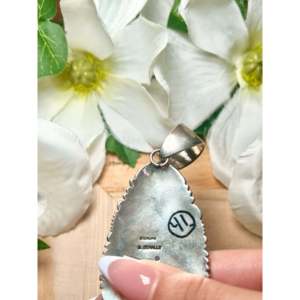 Pendentif Royston en turquoise et argent sterling, fabriqué par des artisans navajo, avec technologie de sertissage en clos. - Product Image 4