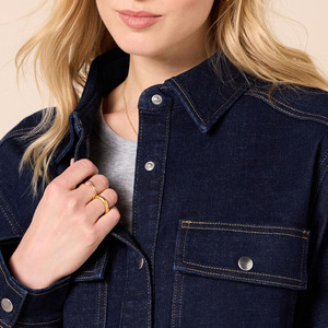 Veste en jean surdimensionnée pour femmes, design en jean, port régulier, élégante, classique, décontractée, tendance, polyvalente, boutonnée, effet usé - Product Image 3
