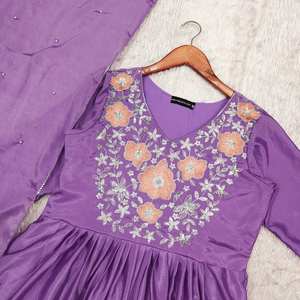 Robe longue pakistanaise Kameez Dupatta en costume Salwar en soie artisanale pour mariages et fêtes - Product Image 5