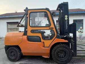 رافعة شوكية متوازنة من تويوتا 7F50 برتقالية اللون - 6700 كجم بتكلفة صيانة منخفضة - Product Image 6