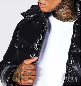 เสื้อโค้ทบอมเบอร์ผ้าแคนวาสแบบหนาบุฟองน้ำดีไซน์เนอร์ แบรนด์ OEM/ODM  ทรงโอเวอร์ไซส์สำหรับผู้ชาย สีดำ  แบบมีฮู้ด  สำหรับฤดูหนาว  แบบมันเงา  รับสั่งทำโลโก้ - Product Image 5