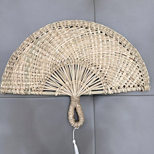 Ventilador tejido de algas marinas medianas tradicionales de Vietnam con logotipo para ventilador de verano de mimbre regalos de recuerdo de vacaciones para fiesta de boda - Product Image 1