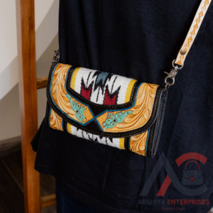 Nouvel arrivage de pochette en cuir usiné de couleur aztèque occidentale sac à main d'outillage élégant vintage sacs à main à bretelles matelassés aztèques uniques de petite taille - Product Image 1