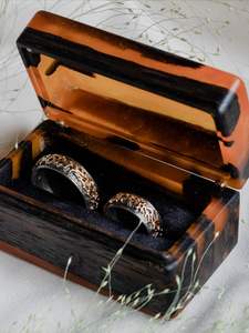 Vente en gros de boîte à bagues en bois double fente en résine faite à la main double pour les présentoirs de bijoux de fiançailles et de mariage - Product Image 3