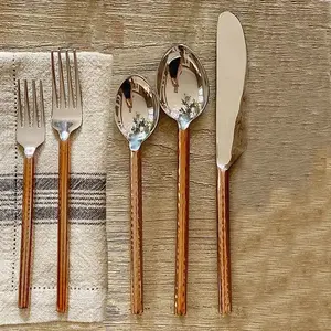 Ensemble de couverts en acier inoxydable faits à la main avec finition miroir parfait pour les mariages élégants et les occasions spéciales - Product Image 2