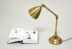 Lámpara de Mesa de Hierro Contemporánea Ajustable con Diseño Personalizable, Marca METAL WAVE, Duradera, para Decoración Navideña de Sala de Estar y Hogar - Product Image 6