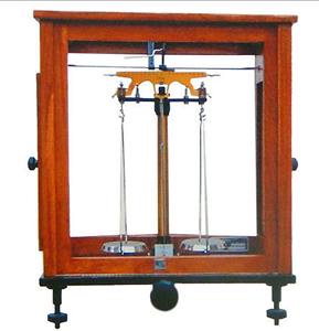 4. BALANCE QUÍMICO 250gms en caja de madera de teca Suministros educativos 2600,00 - Product Image 1