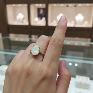 Bague en argent sterling fin, sertie à griffes, certifiée par un tiers, avec opale naturelle multi-feu, taille ovale, solitaire, vintage, pour fiançailles chrétiennes - Product Image 5