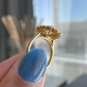 Elegante Anillo de Compromiso de Joyería Fina Moderna y Atemporal con Diamante Ovalado Cultivado en Laboratorio de 2 Quilates, Diseño de Halo, Oro de 14K - Product Image 3