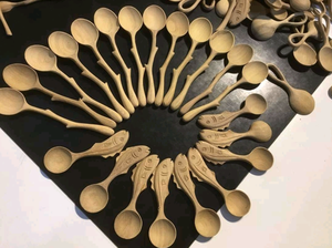 ชุดช้อนไม้ทำมือจากไม้กระถินเทศที่ทนทาน เหมาะสำหรับเสิร์ฟและทำอาหาร โดดเด่นด้วยรูปทรงที่เป็นเอกลักษณ์ แรงบันดาลใจจากเวียดนาม - Product Image 3