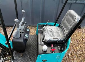 LIVRAISON GRATUITE Mini-excavatrice JPC KV12 12HP avec cabine ouverte, lame de bulldozer avant, bras oscillant, homologuée EPA CE, pouce hydraulique auxiliaire - Product Image 2