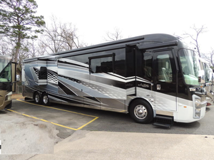 4VZAU1D94NC091060 Camping-car de luxe d'occasion 2020, 44 pieds, Classe A, Diesel, Essieu à jumelles, Lit King Size, Faible kilométrage - Product Image 2