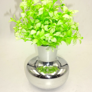 Lujoso jarrón de aluminio dorado en relieve, con motivos florales detallados y silueta elegante, mostrando bellamente rosas - Product Image 2