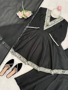 Traje Salwar con Top Peplum Negro al por Mayor con Bordado de Espejo Shisha Grande, Perfecto para Eventos Festivos y Compras al por Mayor. - Product Image 3