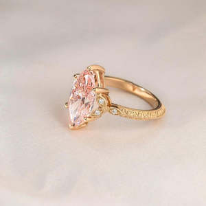 แหวนหมั้นเพชรทรงมาร์คีส์สีชมพูวินเทจ 3.10 กะรัต ได้รับการรับรองจาก IGI - Product Image 2