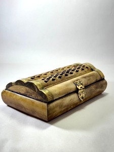 Moderno Joyero de Hueso de Camello con Forma Ovalada e Incrustaciones de Latón Macizo, Caja de Almacenamiento para Accesorios Elegantes - Product Image 3