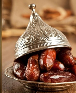 Bol de dattes en métal fabriqué à la main avec finition traditionnelle, parfait pour les célébrations culturelles, les festivals religieux et les réunions de famille - Product Image 3