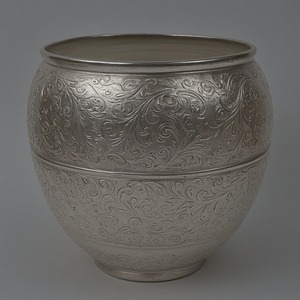 Maceta de Metal decorativa pulida brillante hecha a mano perfectamente elaborada para una elegante decoración y exhibiciones de jardín interior de temporada - Product Image 6