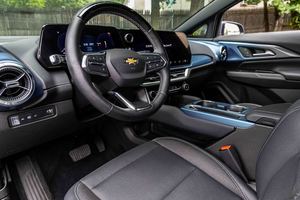 2024 C-h-e-v-r-o-l-e-t E-q-u-i-n-o-x EV LT avec 2LT FWD à faible kilométrage et prix abordable en stock prêt pour l'expédition - Product Image 5