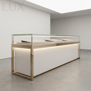 ตู้โชว์กระจกสั่งทำพิเศษ LUX สำหรับร้านขายเครื่องประดับหรูหรา ตู้โชว์สำหรับร้านค้าปลีก - Product Image 1